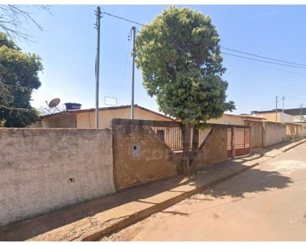 Foto de POMPÉU/MG — [Fração ideal de 50% sobre] lote com casa no bairro São Francisco