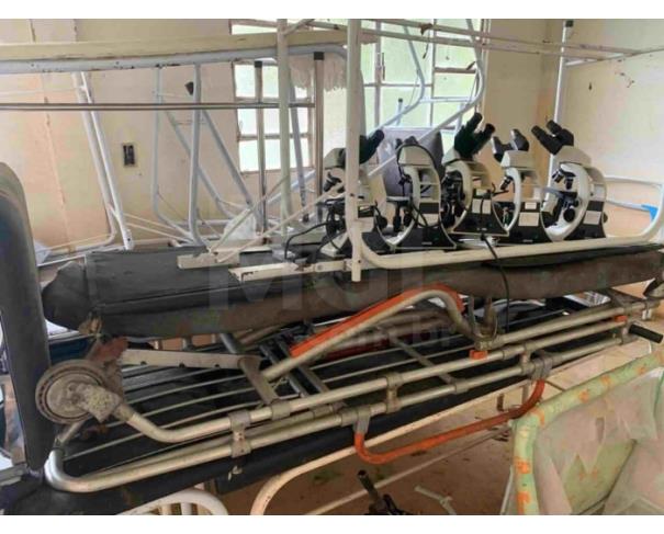 Foto de CARMO/RJ - Materiais hospitalares (maca, cercadinho infantil, microscópio).