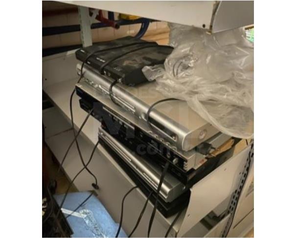 Foto de PORCIÚNCULA/RJ - Material de informática (monitores, DVD, mini system, notebook, som, cabos, câmeras de vigilância, retroprojetor, calculadora, impressora, CPUs). 