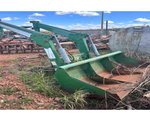 Foto de VIANÓPOLIS/GO - Implemento agrícola tipo concha dianteira / pá carregadeira frontal, marca John Deere, estrutura metálica na cor verde, com braços articulados, cilindros hidráulicos e caçamba metálica