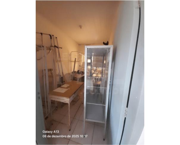 Foto de ELDORADO/MS - Diversos itens: berço de metal, macas de exames ginecológicos, camas hospitalares, andador infantil, suporte para braço, suportes de soro, suporte fixa, biombos, armário de aço, armário vitrine 02 portas.