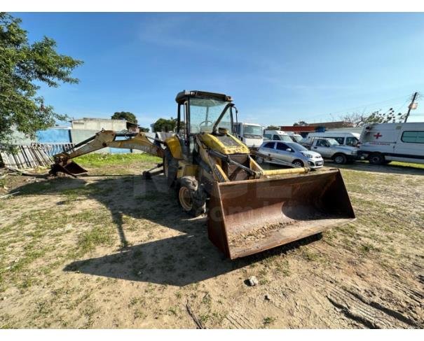 Foto de Marataízes/ES- Retroescavadeira New Holland, modelo B95B