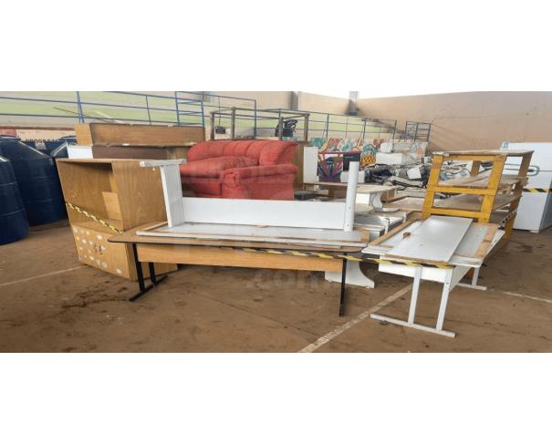 Foto de RESTINGA SÊCA/RS - Mobiliários em geral, contendo 4 armários, 1 armário aéreo, 1 sofá de dois lugares, 1 rack para TV, 9 mesas de escritório, 2 balcões, 1 estante