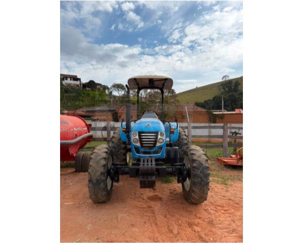 Foto de NATÉRCIA/MG -  Trator Agrícola LS Tractor, modelo Plus 80, com capota de proteção e contrapesos dianteiros