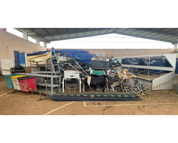 Foto de RESTINGA SÊCA/RS - Sucatas diversas - conjunto composto por macas/mesas de atendimento, estruturas metálicas, mesas e bancadas, prateleiras/estantes, carrinhos e suportes metálicos, lixeiras, painéis e demais mobiliários e equipamentos diversos