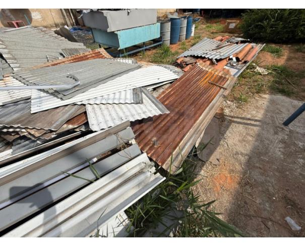Foto de BELO HORIZONTE/MG - Sucata de telhas dentre outros