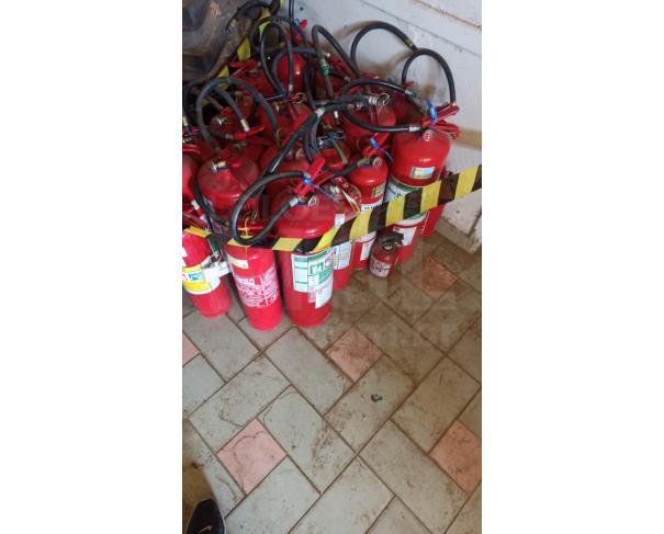 Foto de CAXAMBU/MG - Sucata de equipamento de transmissão, iluminação e extintores