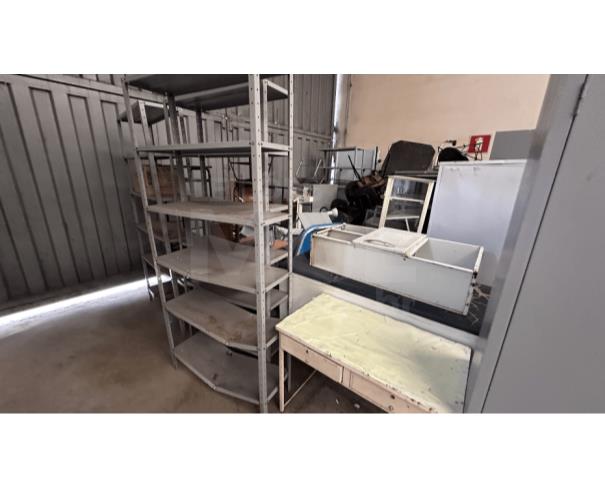 Foto de ITATIAIUÇU/MG - Lote de Armários de ferro, prateleiras de ferro, cadeiras de escritório, geladeira para vacinas, cadeiras de madeira, balança antropométrica, escadinha clínica e etc