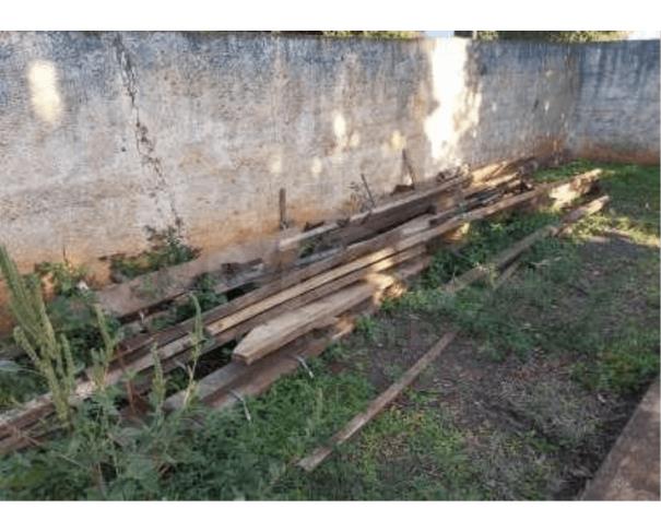 Foto de CRUZÁLIA/SP - MADEIRAS INSERVIVEIS. 