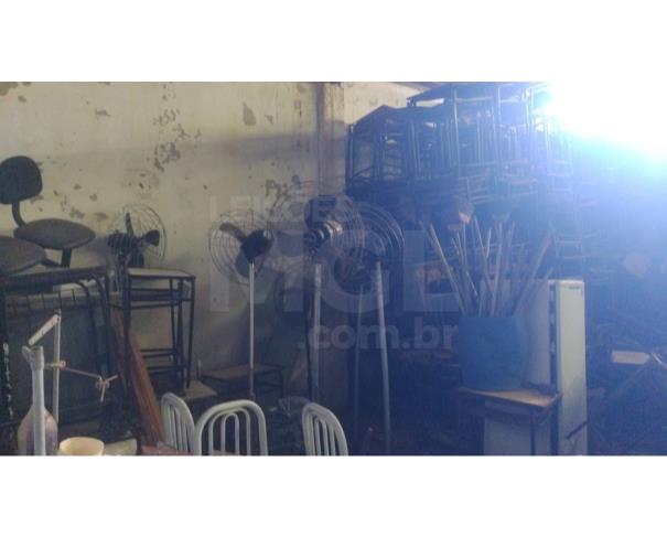 Foto de MANTENA/MG - Sucata Diversas (carteiras e cadeiras escolares, cadeiras fixas, cadeiras giratórias, mesas, arquivos metálicos, estantes/prateleiras, painéis/divisórias, portas, ventiladores, impressora, ar-condicionado)