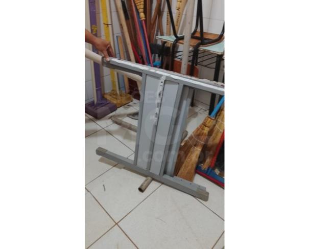 Foto de GUARANTÃ/SP - Carteiras e cadeiras, mimeógrafo, mesa de escritório com duas gavetas, mesa de escritório 1,20m com quatro gavetas, cadeiras de acrílico, ventiladores de teto, ventilador de parede, microfone sem fio, teclado.