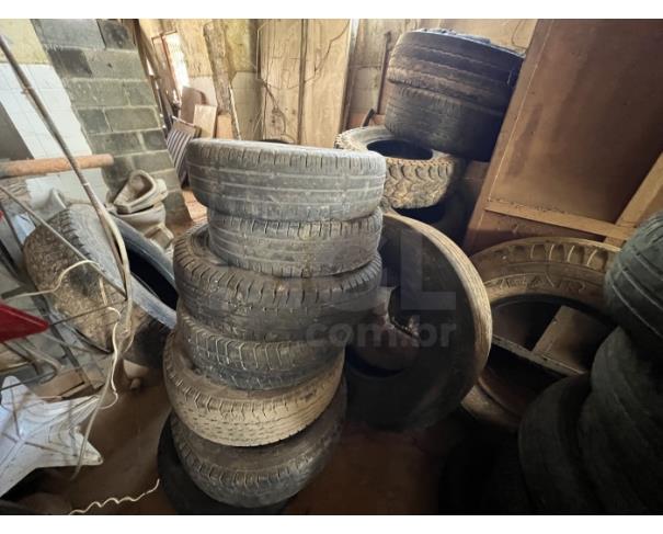 Foto de IGUATAMA/MG - Materiais localizados no antigo abatedouro.
