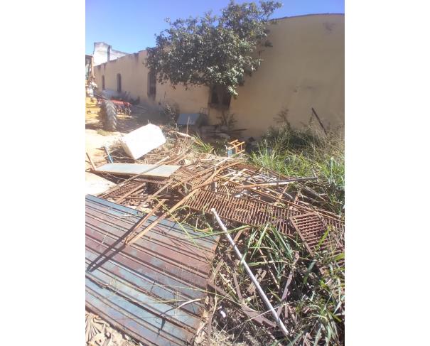 Foto de LOTE 017- Sucata de Ferro velho carteiras, tubos e vergalhões- P71279