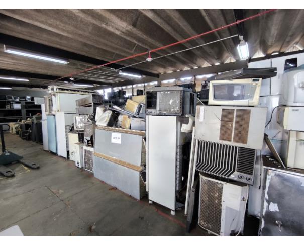 Foto de Brasília/DF - SUCATA DE ESTUFAS, AR CONDICIONADOS, GELADEIRAS, BEBEDOUROS, MICRO-ONDAS, FOGÃO E AUTOCLAVES E EQUIPAMENTOS EM GERAL.