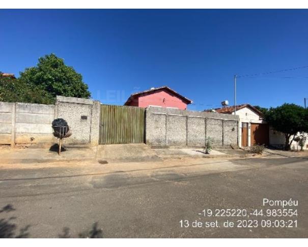 Foto de POMPÉU/MG — Casa com 2 quartos e 1 vaga na garagem