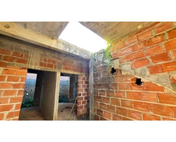 Foto de IGUATAMA/MG – Lote com a área de 200,00m², com uma construção inacabada, situado no Centro