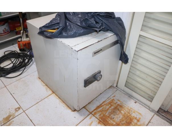 Foto de BRASILIA/DF - Sucata de moveis e diversos (cadeiras, arquivo, mesas, cofre, autoclave).