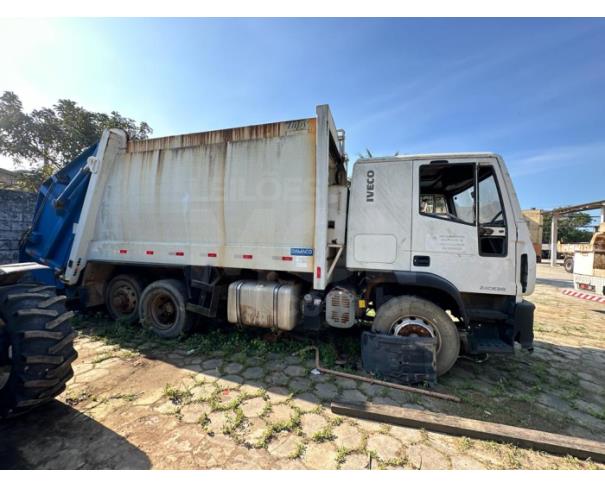 Foto de Marataízes/ES- Caminhão Iveco Tector Attack 240E28, com compactador de lixo Damaeq- 2013/2014