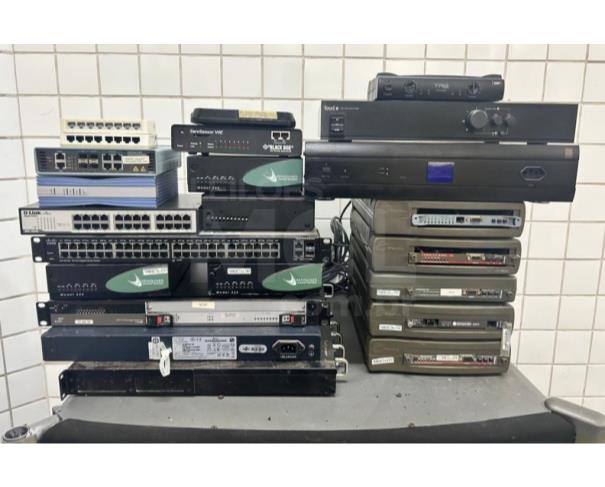 Foto de SÃO LUIS/MA - Telefone com fio, Caxias de Som, Teclados, Mouses, Fones de ouvidos, Óculos de realidade virtual, Suporte para mesa de som Armário metálico para suporte de fios Carcaças de equipamentos de informática Periféricos em geral.