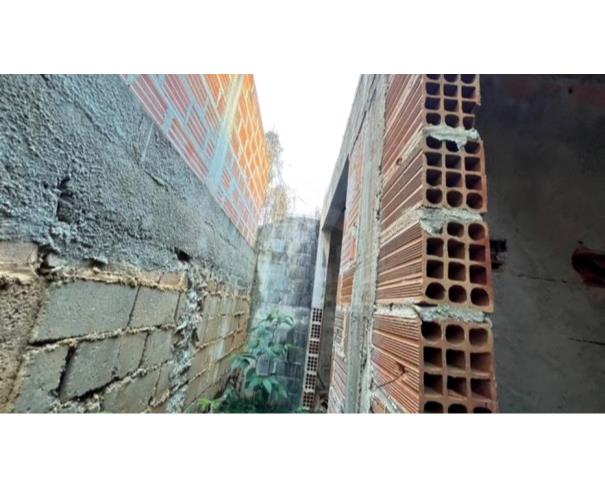 Foto de IGUATAMA/MG – Lote com a área de 200,00m², com uma construção inacabada, situado no Centro