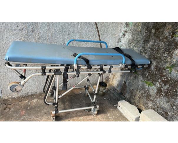 Foto de SÃO JOÃO DA MATA/MG - Lote é composto por ventilador de chão, estabilizador, armário  em madeira, gaveteiro em aço, cama, maca hospitalar,  entre outros.