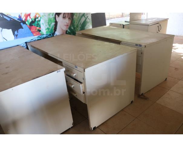 Foto de BRASILIA/DF - Sucata de moveis e diversos (cadeiras, arquivo, mesas, cofre, autoclave).