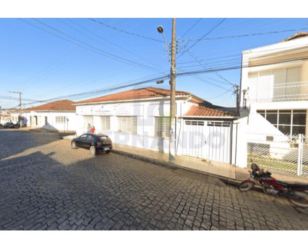 Foto de MUZAMBINHO/MG — Casa e respectivo lote com área total 204,21m² no centro.