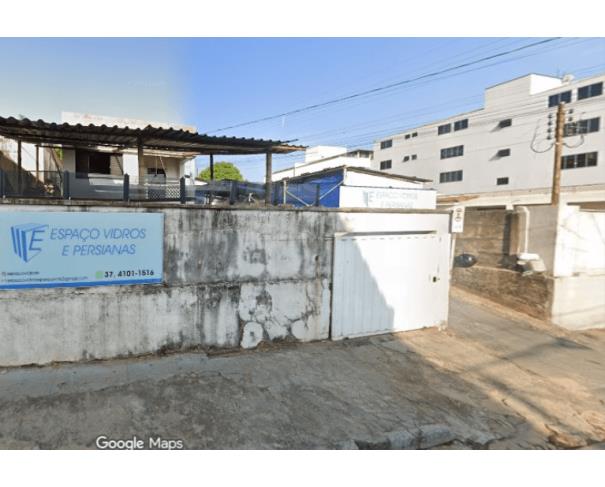 Itaúna/mg - lote com casa de 3 quartos e barracão ao fundo no bairro de lourdes. casas em leilão | mgl leilões
