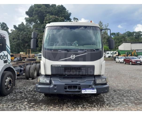 Foto de ITAÚNA MG  CAMINHÃO NO CHASSI - VOLVO VM 330 6X4 TRAÇADO