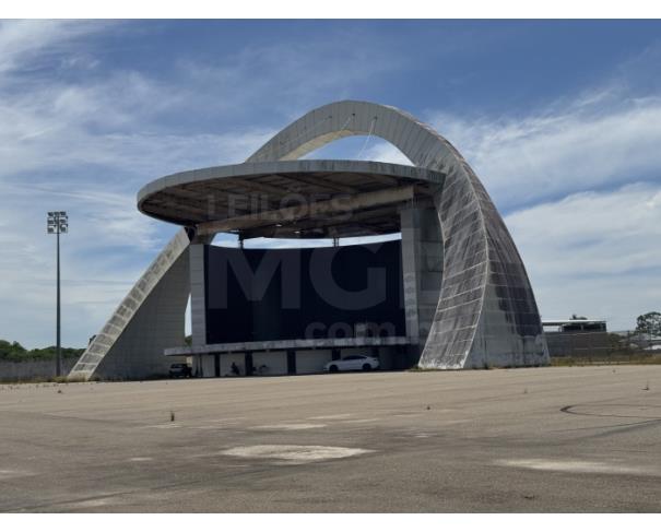 Foto de CAMPO DOS GOYTACAZES/RJ-Arco (que envolve o palco) em metal.