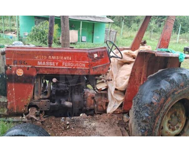 Foto de PORCIÚNCULA/RJ - Trator Massey Ferguson modelo 290 