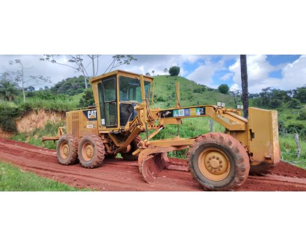 Foto de SANTO ANTONIO DO RIO ABAIXO/MG - Motoniveladora Caterpillar, modelo 120K.