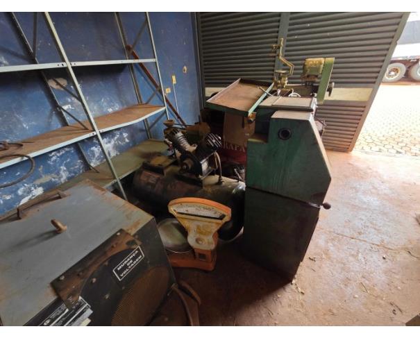 Foto de LONDRINA/PR - SUCATAS DE MATERIAIS DE OFICINA, COMPRESSOR COM AVARIAS, TORNO, MÁQUINAS DE SOLDA, SERRA