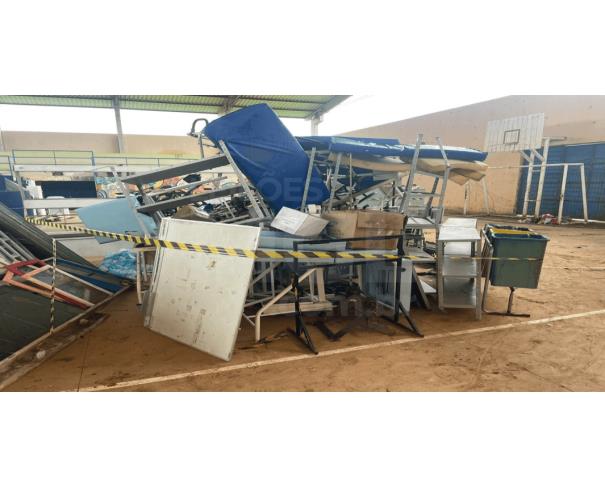 Foto de RESTINGA SÊCA/RS - Sucatas diversas - conjunto composto por macas/mesas de atendimento, estruturas metálicas, mesas e bancadas, prateleiras/estantes, carrinhos e suportes metálicos, lixeiras, painéis e demais mobiliários e equipamentos diversos