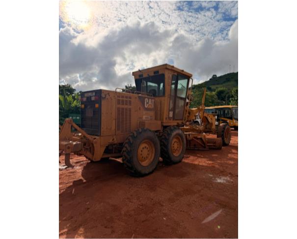 Foto de SANTO ANTONIO DO RIO ABAIXO/MG - Motoniveladora Caterpillar, modelo 120K.