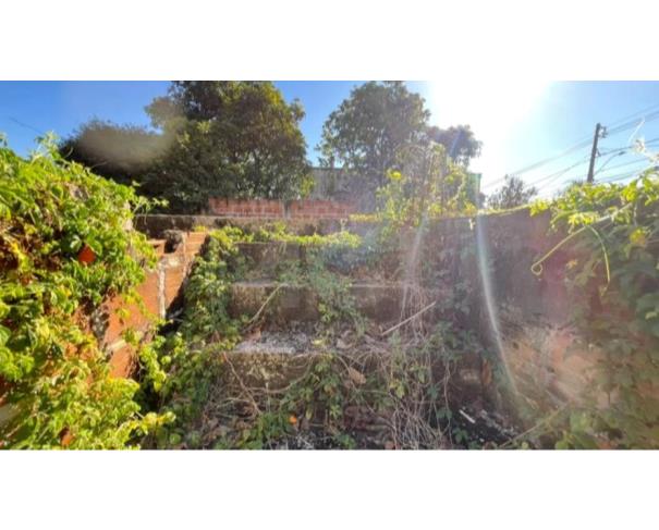 Foto de IGUATAMA/MG – Lote com a área de 200,00m², com uma construção inacabada, situado no Centro