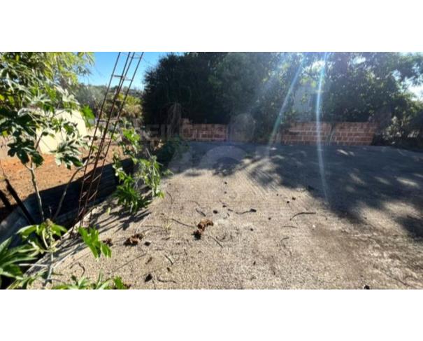 Foto de IGUATAMA/MG – Lote com a área de 200,00m², com uma construção inacabada, situado no Centro