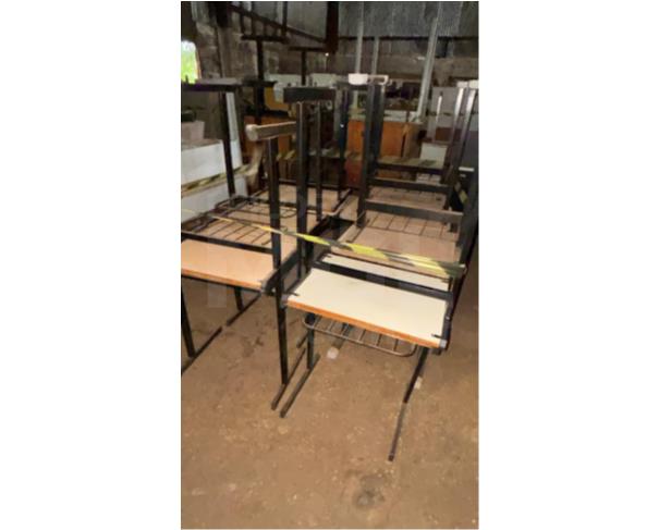 Foto de PONTES GESTAL/SP - Cadeiras escolares, Mesas de mdf com avarias na estrutura