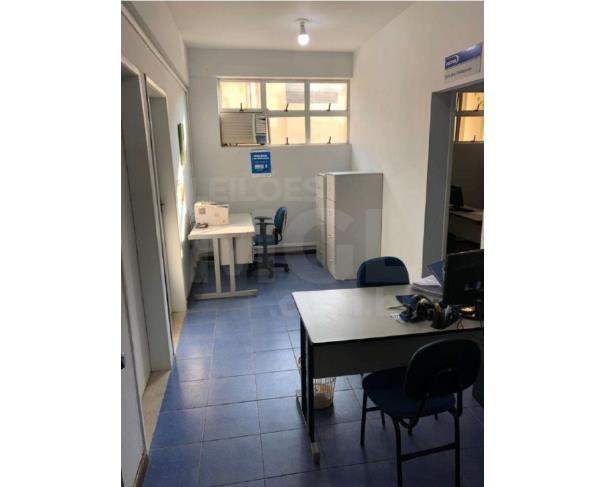 Foto de LEOPOLDINA/MG — Prédio comercial com 3 pavimentos no Centro