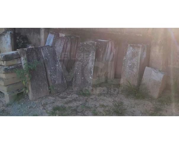 Foto de UBÁ/MG - Aproximadamente 100 unidades de meio fio de concreto, próprio para calçadas