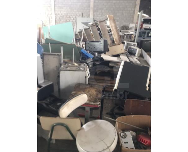 Foto de CRUZEIRO/SP - Aproximadamente de 2.000 cadeiras escolares, 2.000 carteiras escolares, 30 macas em ferro, 06 freezers, 3 autoclaves.