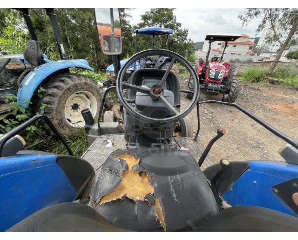 Foto de CLÁUDIO/MG- Trator Agrícola New Holland, modelo TL75E.