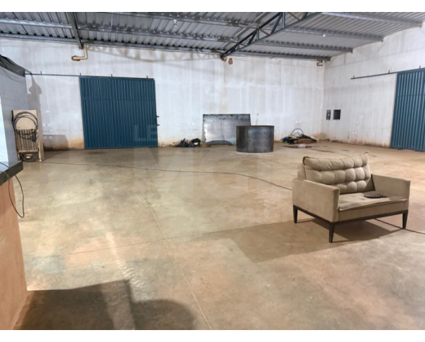 Foto de MONTE CARMELO/MG — Galpão com 1.400m² com terreno de 3.000 m² na MG-190