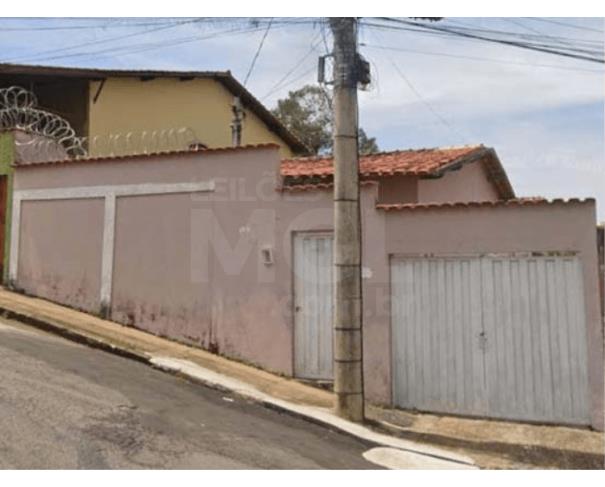 Foto de VARGINHA/MG - Casa e respectivo lote no bairro Jardim Europa.