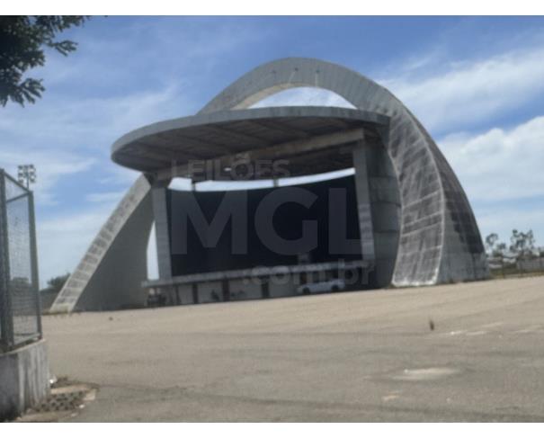 Foto de CAMPO DOS GOYTACAZES/RJ-Arco (que envolve o palco) em metal.