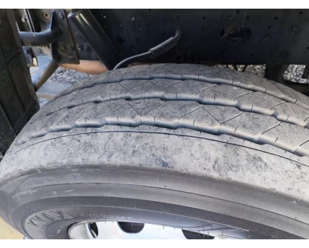 Foto de ITAÚNA MG - CAMINHÃO NO CHASSI TRUCADO  - VW 24.250 CLC 6X2 - NO DOCUMENTO ESTÁ COMO CARROCERIA FECHADA