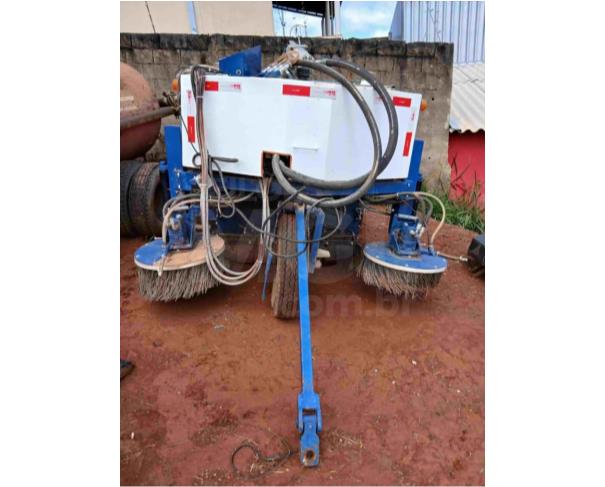 Foto de PARAGUAÇU/MG - Varredora Mecânica Rebocável VM, modelo VCR1600 equipada com escovas laterais, reservatório coletor, sistema hidráulico e sistema de pulverização para controle de poeira