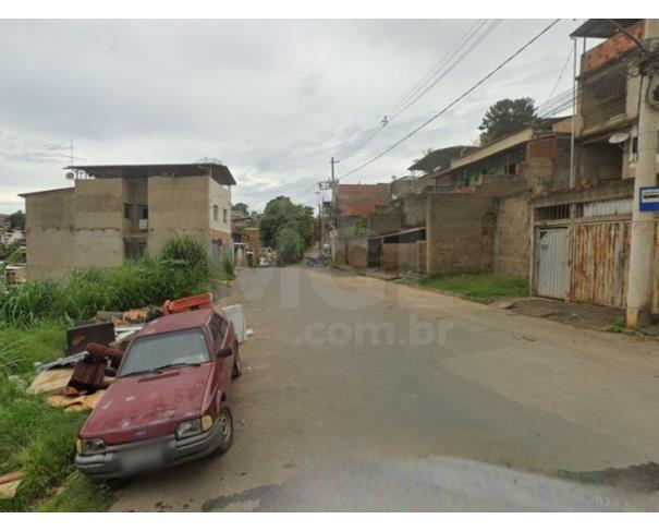 Foto de PONTE NOVA/MG — Casa com 6 cômodos e seu lote no bairro Palmeirense 