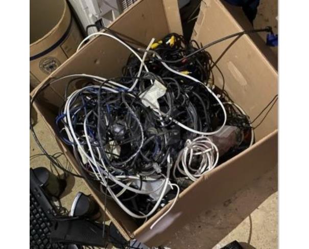 Foto de PORCIÚNCULA/RJ - Material de informática (monitores, DVD, mini system, notebook, som, cabos, câmeras de vigilância, retroprojetor, calculadora, impressora, CPUs). 