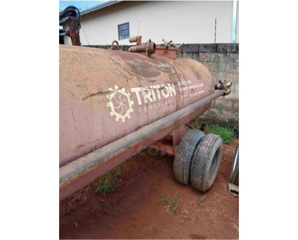 Foto de PARAGUAÇU/MG - Distribuidor de Adubo Orgânico Líquido Triton Fertilance, (Chorumeira) modelo 4000 BL, capacidade 4.000 litros, equipado com tanque metálico, bomba, mangueiras de sucção e descarga e sistema para acoplamento e acionamento por trator
